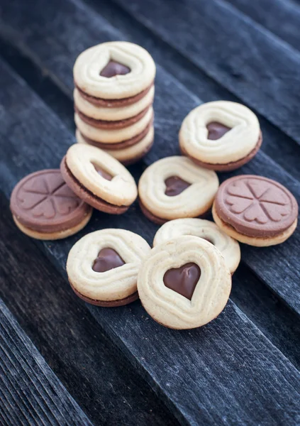 Herzförmige ausgeschnittene Kekse mit Schokoladenfüllung — Stockfoto