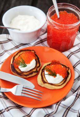 Kırmızı havyar ve ekşi krema ile Pancakes