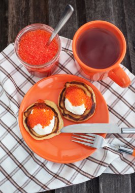 Kırmızı havyar ve ekşi krema ile Pancakes