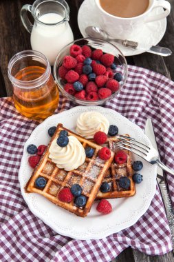 çırpılmış krema ve taze çilek ile Belçika waffle
