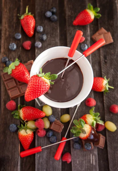 Čokoládové fondue s čerstvým ovocem — Stock fotografie