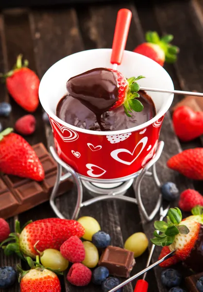 çikolata fondü taze çilek ile