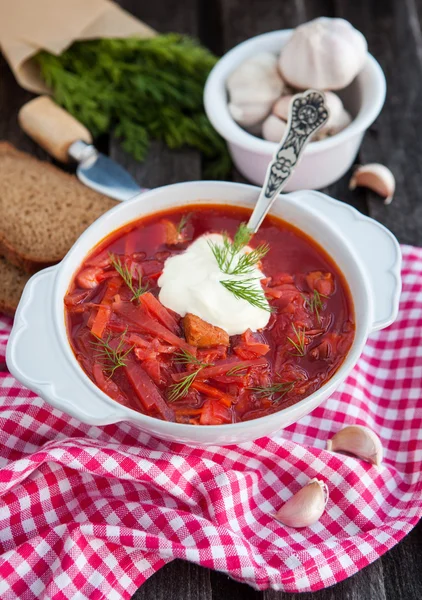 Borsch rosso con panna acida — Foto Stock