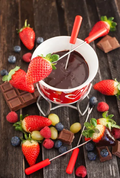 Fondue de chocolate com bagas frescas — Fotografia de Stock