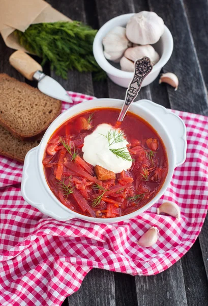 Borsch rojo con crema agria — Foto de Stock