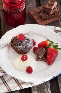 Çikolatalı kek krem ve taze berris ile görev yaptı.