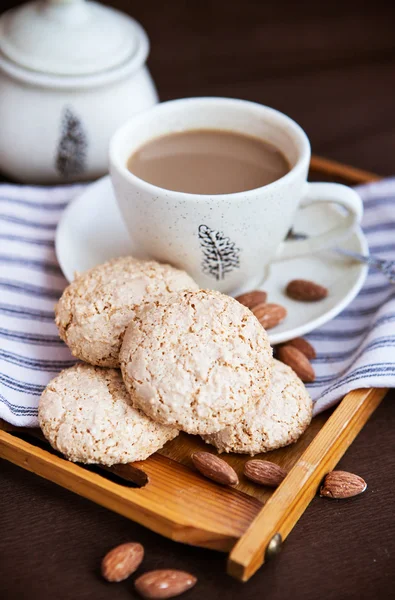 Biscoitos de amêndoa e xícara de café — Fotografia de Stock