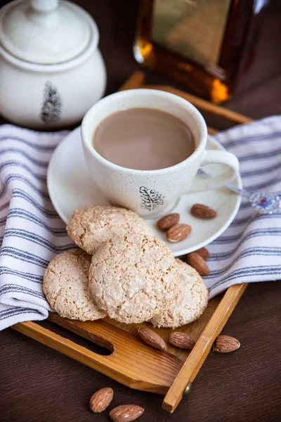 Mandelplätzchen und eine Tasse Kaffee — Stockfoto