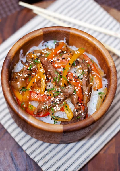 Рис лапша с мясом и овощами — стоковое фото