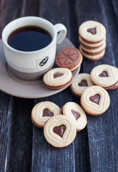 Kopp kaffe och hjärtformade utskuren cookies — Stockfoto