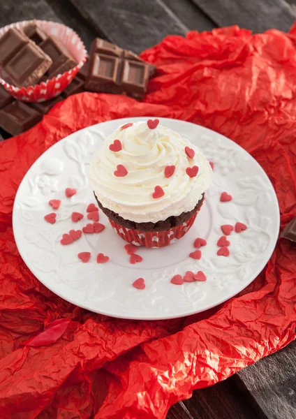 Bizcocho de chocolate decoradas con corazones rojos — 图库照片