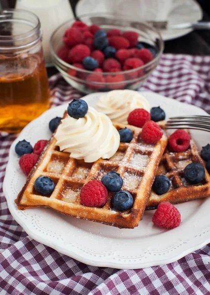 Waffles belgas com chantilly e bagas frescas — Fotografia de Stock