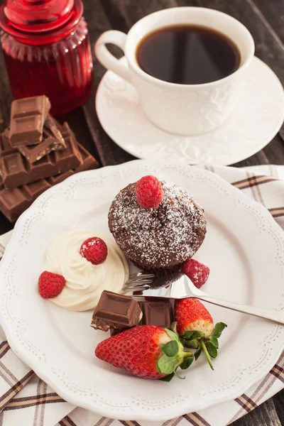 Choklad muffin serveras med grädde och färska berris — Stockfoto