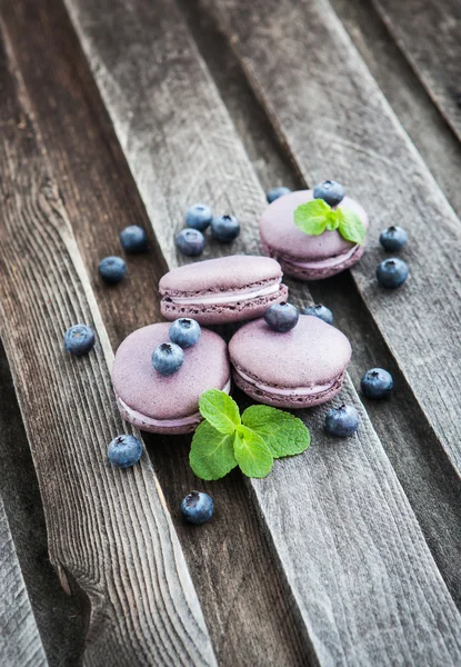 Macarrones franceses violetas con arándanos y menta — Foto de Stock