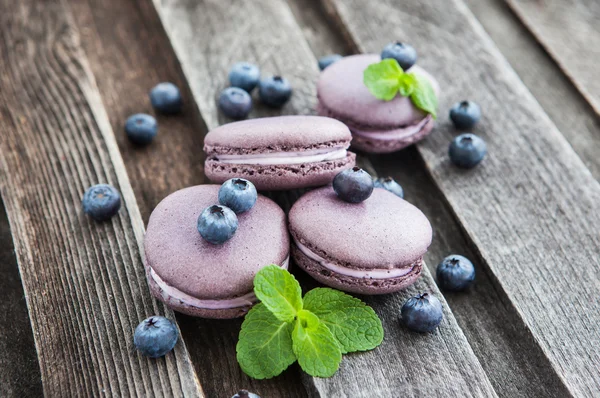 Violet french macarons with blueberry and mint — Stock Photo, Image