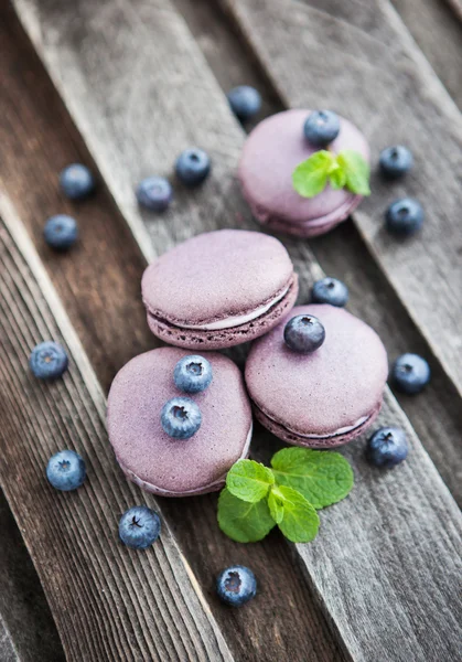 Macarrones franceses violetas con arándanos y menta — Foto de Stock