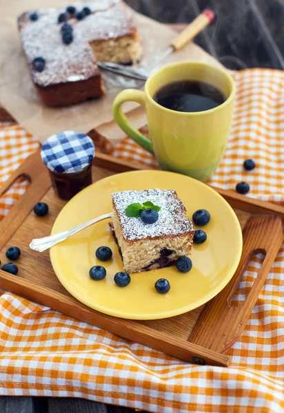 Pièce de gâteau aux myrtilles maison — Photo