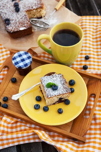 Pièce de gâteau aux myrtilles maison — Photo