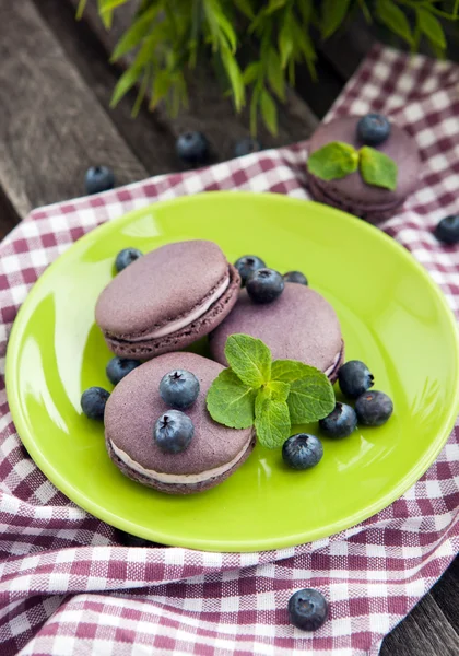 Macarrones franceses violetas con arándanos y menta — Foto de Stock