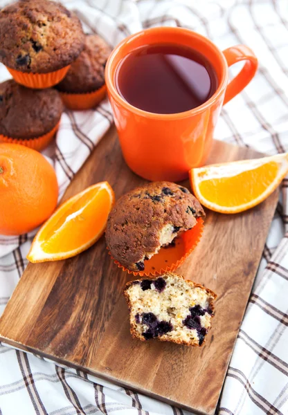 Muffins de bagas de laranja frescos — Fotografia de Stock