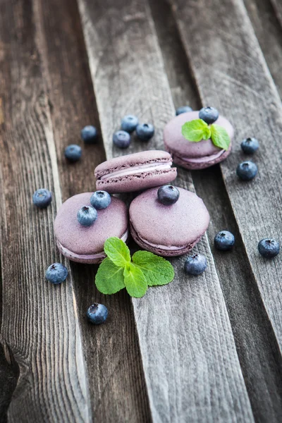 Macarrones franceses violetas con arándanos y menta — Foto de Stock