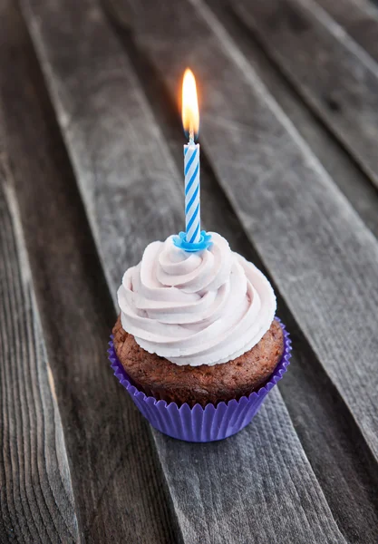 Välsmakande födelsedag cupcake med ljus — Stockfoto