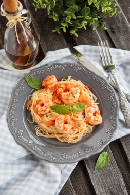 Spagetti karides ve domates ile