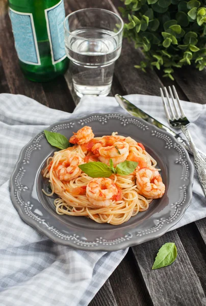 Spaghettis aux crevettes et tomates — Photo