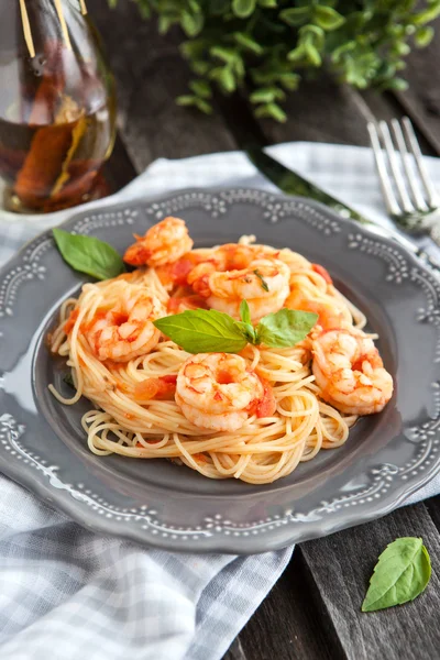 Spaghetti mit Garnelen und Tomaten — Stockfoto