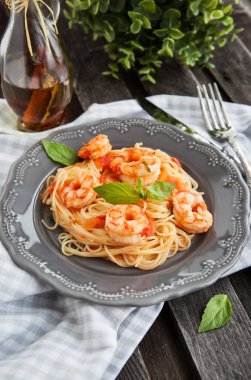 Spagetti karides ve domates ile