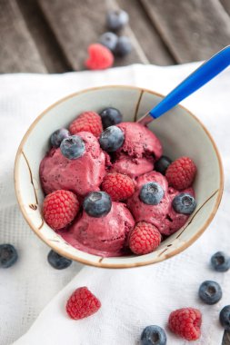 taze yaban mersini ve ahududu ile süslü Berry dondurma