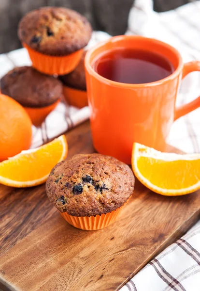 Magdalenas frescas de bayas de naranja — Foto de Stock