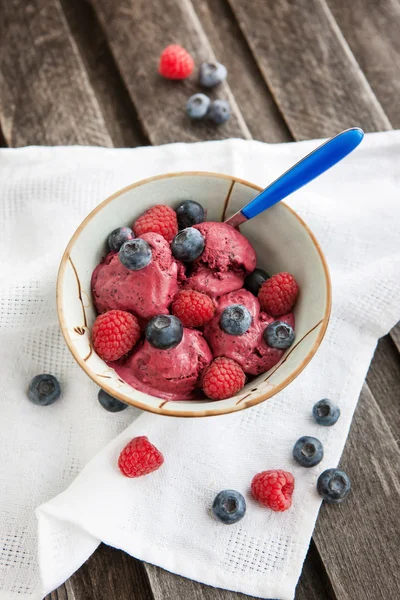 野莓冰淇淋饰以新鲜的蓝莓和覆盆子 — 图库照片