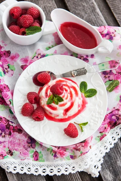 ラズベリー ソースと新鮮な果実とおいしいデザート — ストック写真