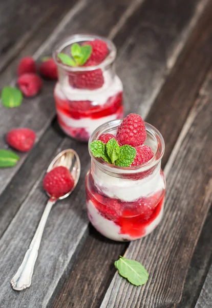 Leckeres Dessert mit frischen Himbeeren und Minze — Stockfoto