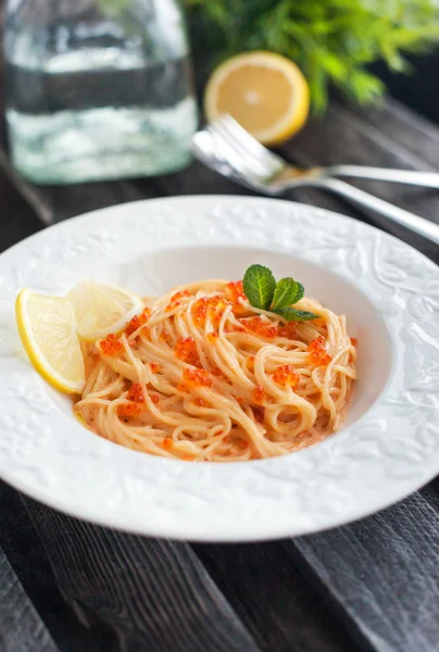 Spaghetti con caviale rosso — Foto Stock