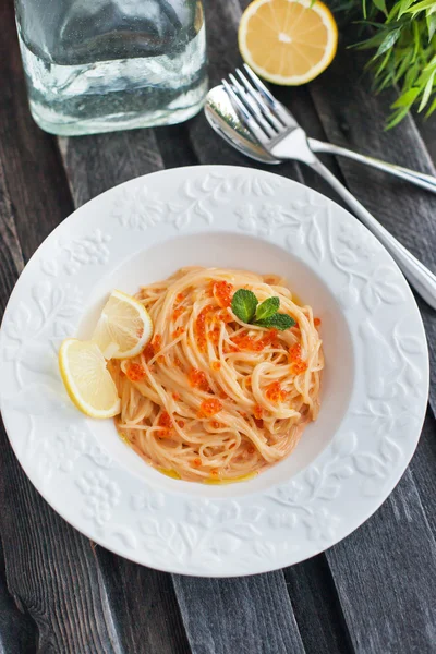 Spaghetti con caviale rosso — Foto Stock