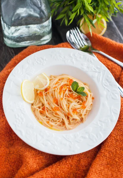 Espaguetis con caviar rojo —  Fotos de Stock