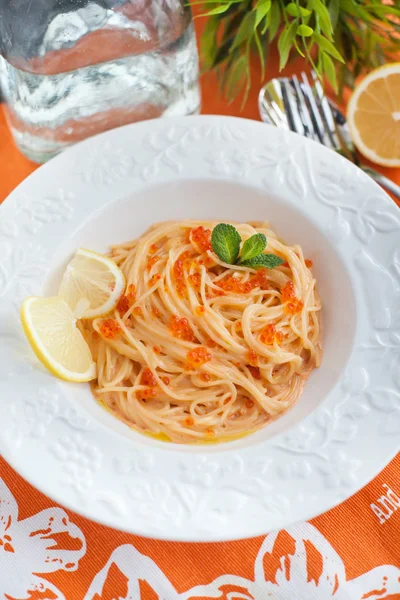 Spaghettis au caviar rouge — Photo