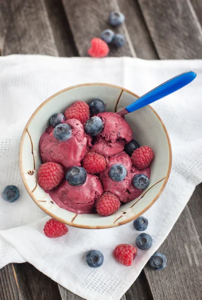 野莓冰淇淋饰以新鲜的蓝莓和覆盆子 — 图库照片