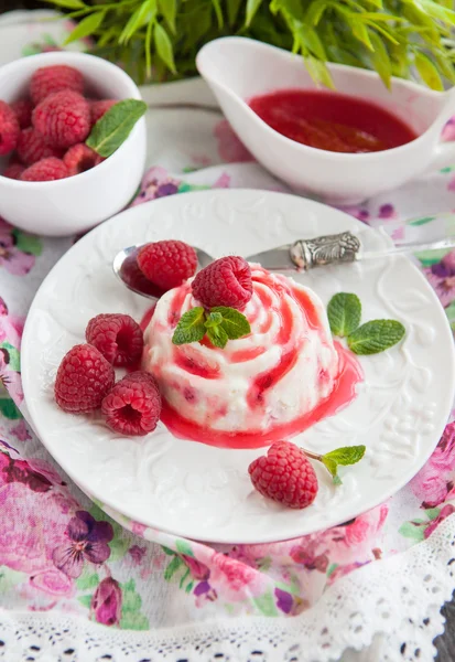 Смачний десерт з малиновим соусом та свіжими ягодами — стокове фото