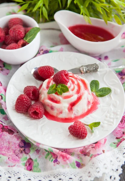 Delicioso postre con salsa de frambuesa y bayas frescas — Foto de Stock