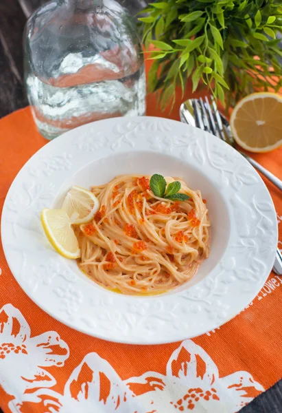 Spaghetti mit rotem Kaviar — Stockfoto