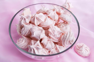 bir cam kabın içinde pembe meringues
