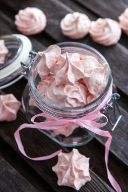 pembe meringues cam kavanozda