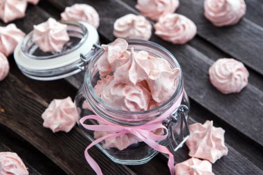 pembe meringues cam kavanozda