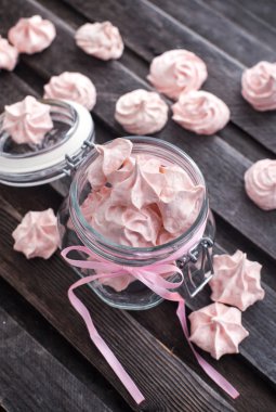 pembe meringues cam kavanozda
