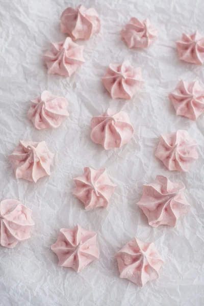 Růžové pusinky na pečící papír — Stock fotografie