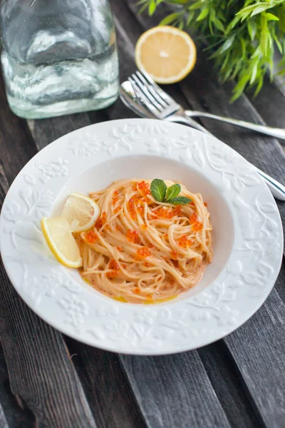 Spaghetti mit rotem Kaviar — Stockfoto
