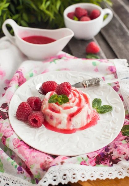 Heerlijk dessert met framboos saus en verse bessen — Stockfoto